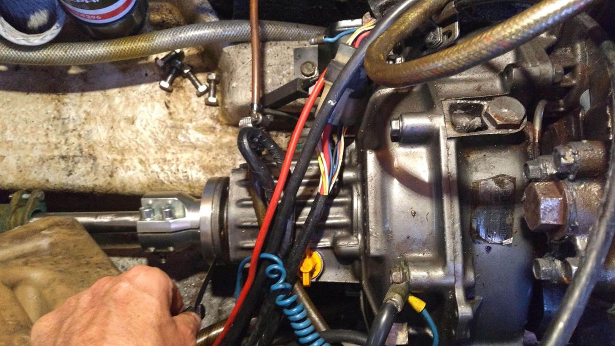 YANMAR 3YM30 ENGINE MOUNT REPLACEMENT Ellebogen